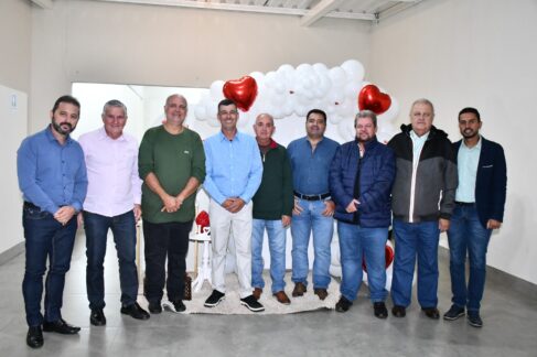 Jantar dos Namorados promovido pela Loja Maçônica União Barretense nº 312, em uma noite especial dedicada ao amor e à fraternidade. O evento reuniu diversos casais de namorados, que desfrutaram de um elegante jantar e de um show exclusivo com o cantor Netinho Scavacine. Na imagem, os Irmãos organizadores da noite: André Vares, Aires Feijó, Euzébio Junior, Joaquim Neto, José Diamantino, Juscelino Barroso, Alencar Maraval, Laércio Salani e Alan Patriqui Amor e fraternidade