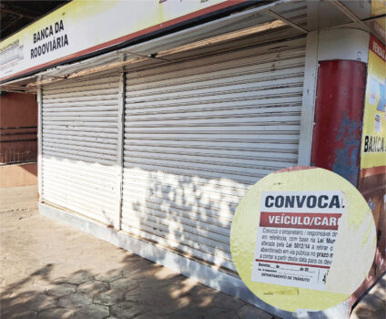 FECHADA: Adesivo informativo da secretaria parcialmente arrancado e vizinhos de banca reclamam Secretário alerta para situação de veículos e estruturas abandonadas em áreas públicas