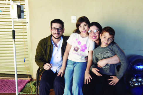SOLIDARIEDADE: Gustavo junto de Catarina (esposa) e os filhos Alice e Samuel Barretense luta pela vida com campanha solidária