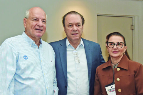 ELOGIOS: Junão ao lado de Eleuses Paiva e Ivana Clemente da Departamento Regional de Saúde de Barretos Guaíra se destaca em oficina estadual de regionalização da saúde