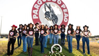 Candidatas que disputam os títulos de Rainha e Princesa na entrada do Parque do Peão (Foto: Guizy Fotos) Candidatas que disputam os títulos de Rainha e Princesa na entrada do Parque do Peão (Foto: Guizy Fotos)