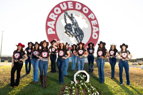 Candidatas que disputam os títulos de Rainha e Princesa na entrada do Parque do Peão (Foto: Guizy Fotos) Candidatas que disputam os títulos de Rainha e Princesa na entrada do Parque do Peão (Foto: Guizy Fotos)