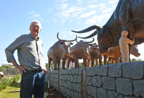 marco froner O Monumento do Boi Soberano construído pelo escultor Markus Moura será inaugurado neste domingo (8), às 10h00, no Parque dos Lagos, na rua 34 com avenida 11.