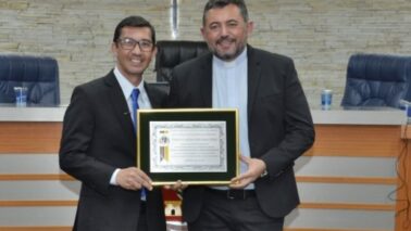 Vereador Sérgio entregou o título ao padre Carlos Adriano (Foto: Comunicação Câmara)