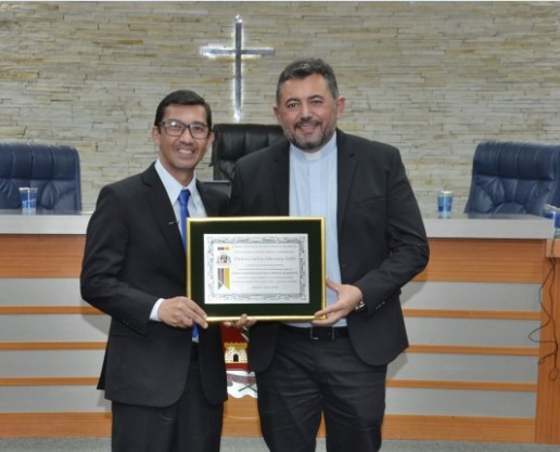 Padre Carlos Adriano Neto é homenageado na Câmara
