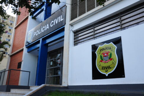 Homem é preso após desacatar e ameaçar policiais em delegacia (Foto: O Diário de Barretos) Homem é preso após desacatar e ameaçar policiais em delegacia (Foto: O Diário de Barretos)
