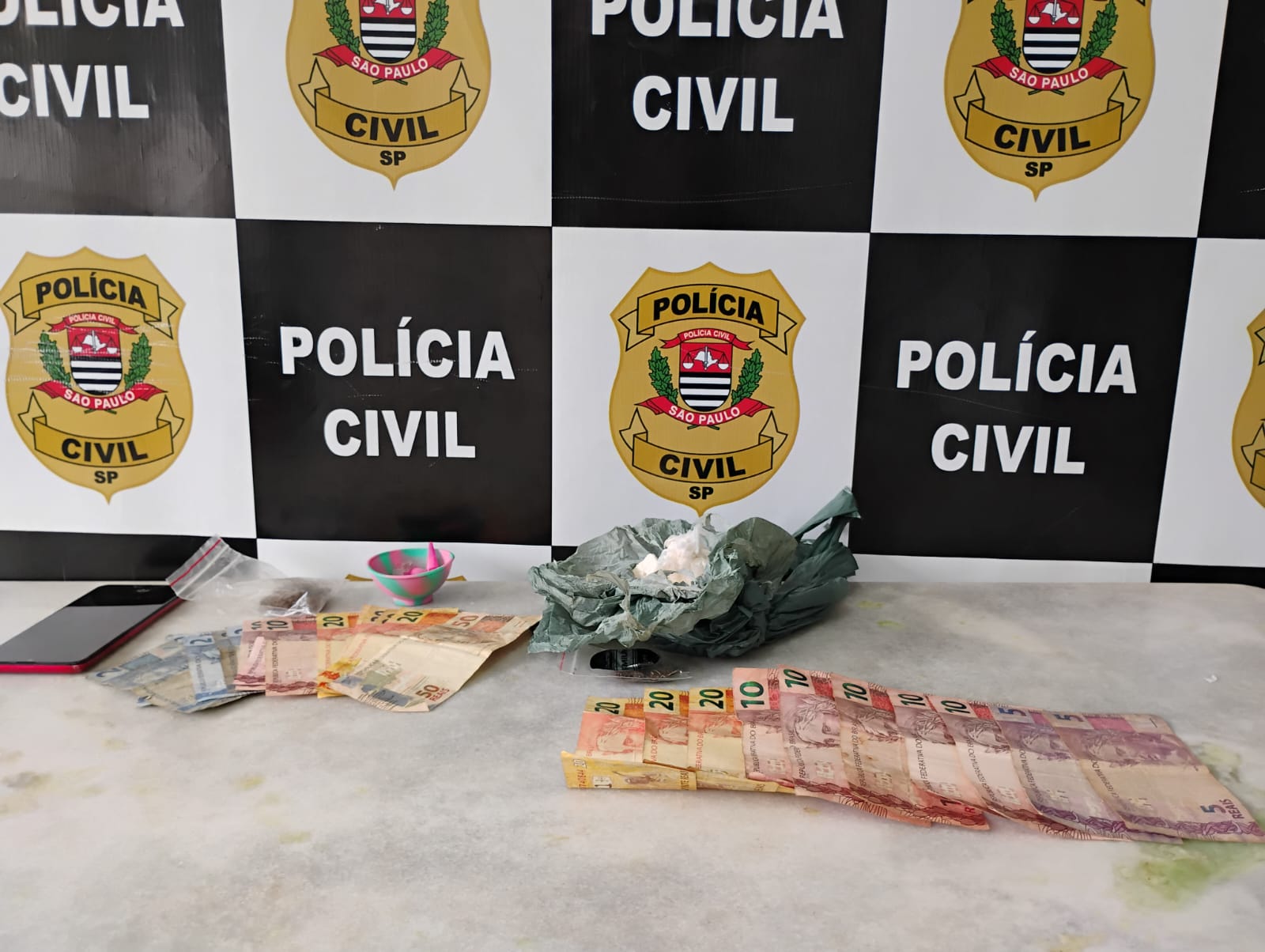 Polícia prende dois durante ação de combate ao tráfico de entorpecente