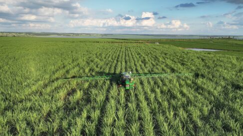 Prática garante redução de desperdícios e do impacto ambiental na aplicação de herbicidas, promovendo uma economia de 4% dos insumos utilizados (Foto: Divulgação) Prática garante redução de desperdícios e do impacto ambiental na aplicação de herbicidas, promovendo uma economia de 4% dos insumos utilizados (Foto: Divulgação)