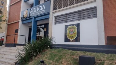 Um caso de morte suspeita foi registrado no Plantão Policial. Segundo o boletim de ocorrência, compareceu na unidade policial