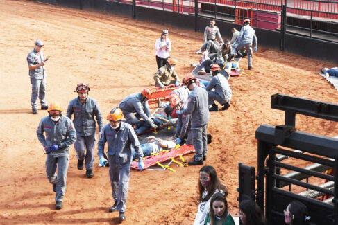TREINAMENTO: Simulado com múltiplas vítimas foi realizado no estádio do Parque do Peão Comandante dos Bombeiros destaca papel da imprensa em tragédia simulada