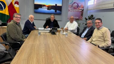 Representantes da Ceagesp e do município em reunião no gabinete