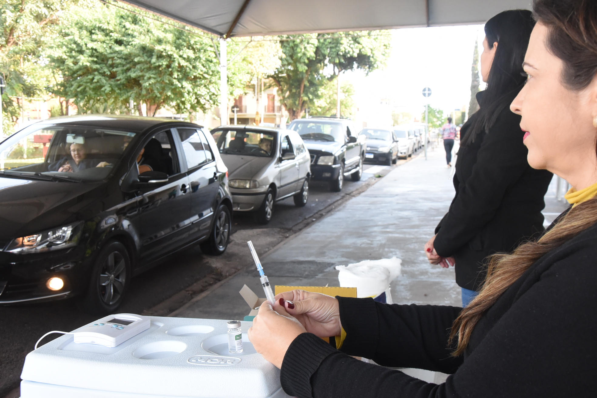 Vacinação “drive-thru” tem adesão de barretenses