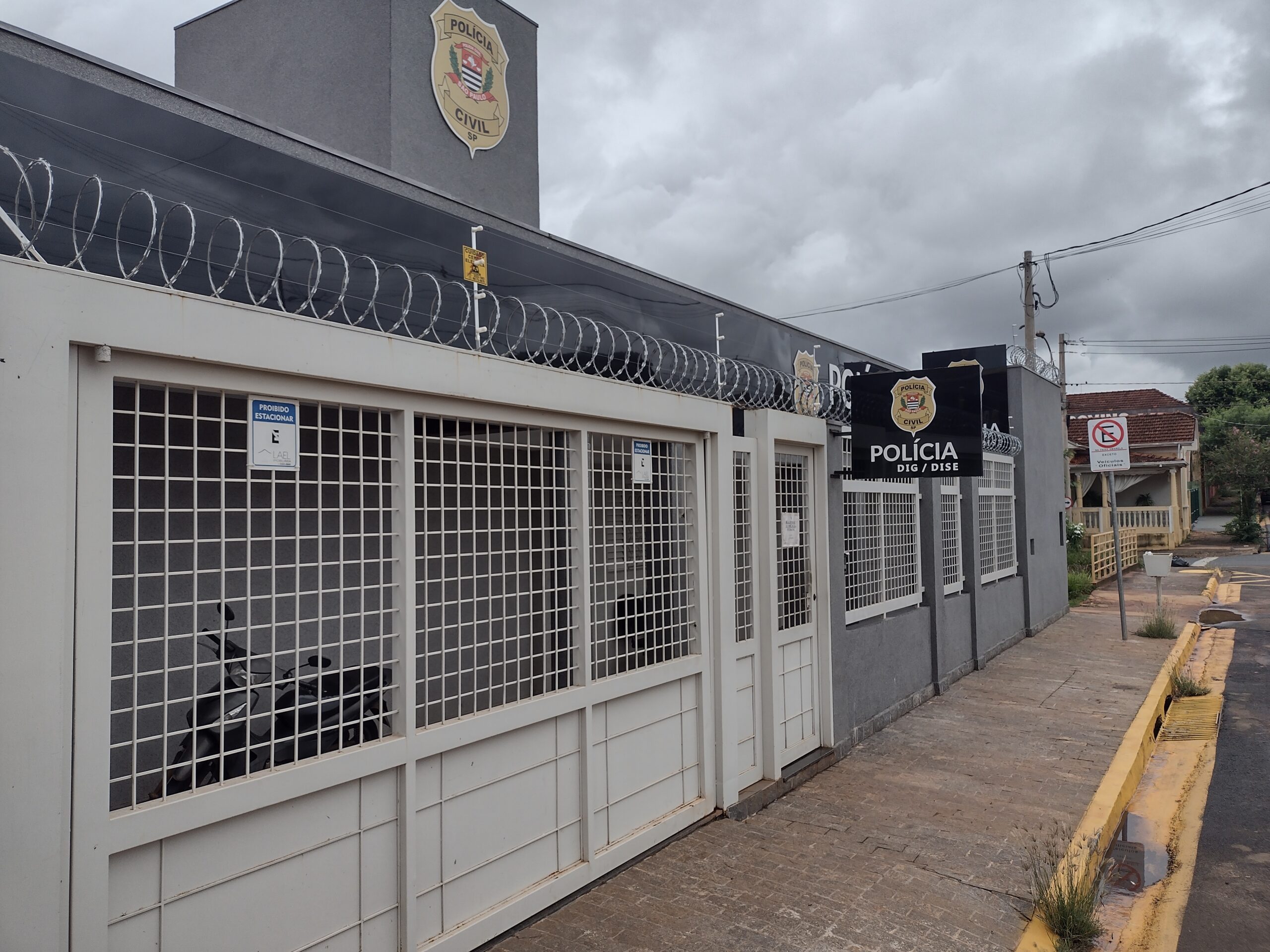 Carro de pedagoga é furtado no Paulo Prata