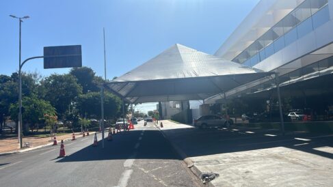 Tendas montadas em frente ao novo Postão, na rua 34, onde será o “drive-thru” da vacinação Tendas montadas em frente ao novo Postão, na rua 34, onde será o “drive-thru” da vacinação