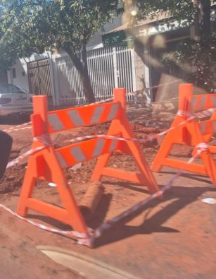 Buraco em avenida prejudica fluxo de veículos