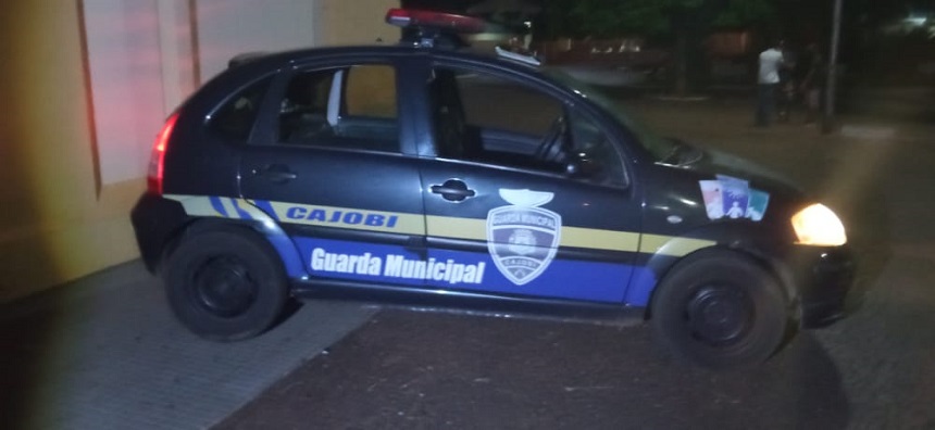 Mulher é presa após colidir contra ônibus dirigindo embriagada e sem habilitação