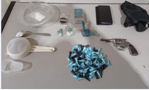 Homem é detido pela PM com drogas e arma na área central (Foto: O Diário de Barretos) Homem é detido pela PM com drogas e arma na área central (Foto: O Diário de Barretos)