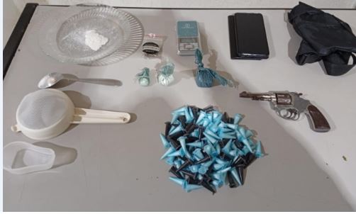 Homem é detido pela PM com drogas e arma na área central