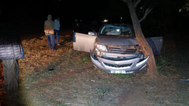 Choque de carro contra placa de sinalização e árvore na Assis Chateaubriand (Foto: O Diário de Barretos)