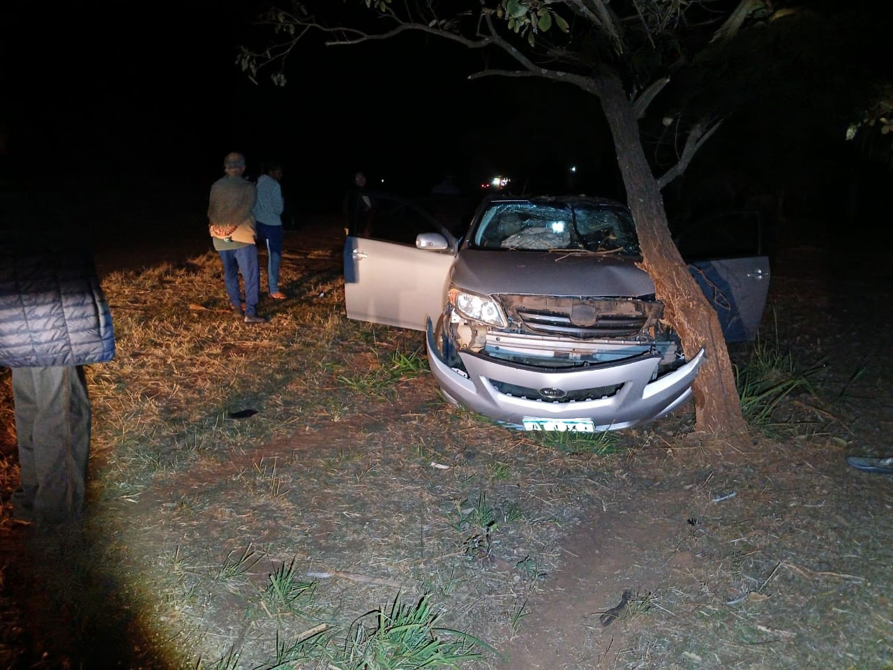 Choque de carro contra placa de sinalização e árvore na Assis Chateaubriand