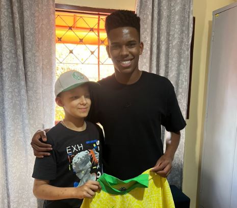 Jogador Estevão visita abrigo pacientes com câncer do HA