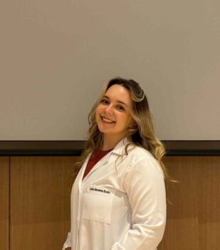 Júlia Moreira Bodo, estudante do 3º período do curso de medicina da Facisb, orientada pelo prof. Luiz Fernando Albano de Paula Perfil do paciente de cabeça e pescoço: entre preconceito a negligência