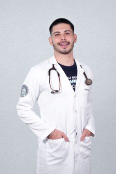 Lucas Prado Saes Rodrigues, estudante do 3º período do curso de Medicina da Facisb, orientado pelo prof. Eduardo Marcelo Cândido Impacto do exercício físico na saúde dos idosos