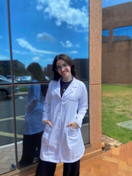 Lorena Molina Sequeira Dias, estudante do 3º período do curso de Medicina da Facisb, orientada pelo prof. Robson Aparecido dos Santos Boni Contracepção: anticoncepcional masculino oral