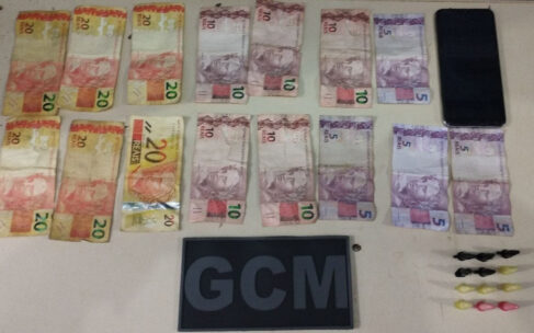 Homem é detido pela GCM com cocaína (Foto: O Diário de Barretos) Homem é detido pela GCM com cocaína (Foto: O Diário de Barretos)