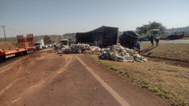 Polícia Rodoviária registra colisão envolvendo caminhões na Faria Lima (Foto: O Diário de Barretos)