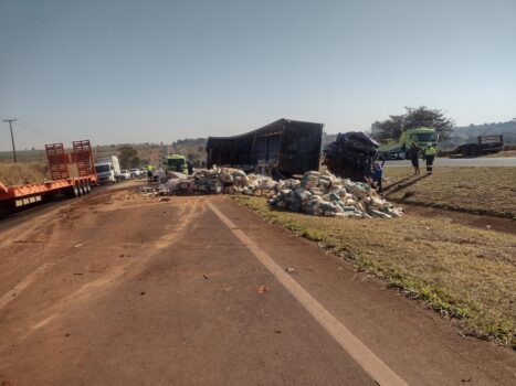 Polícia Rodoviária registra colisão envolvendo caminhões na Faria Lima (Foto: O Diário de Barretos) Polícia Rodoviária registra colisão envolvendo caminhões na Faria Lima (Foto: O Diário de Barretos)