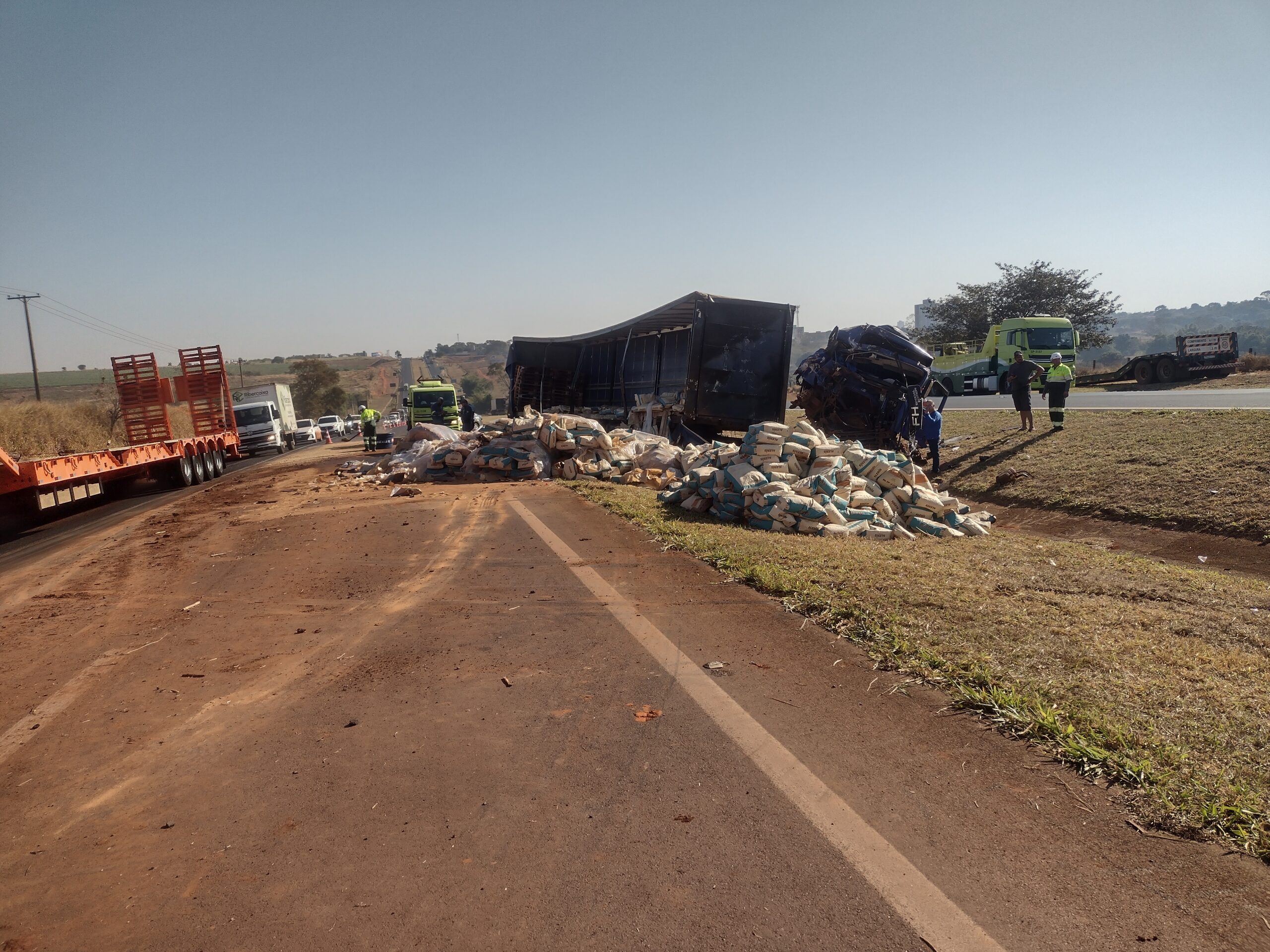 Polícia Rodoviária registra colisão envolvendo caminhões na Faria Lima