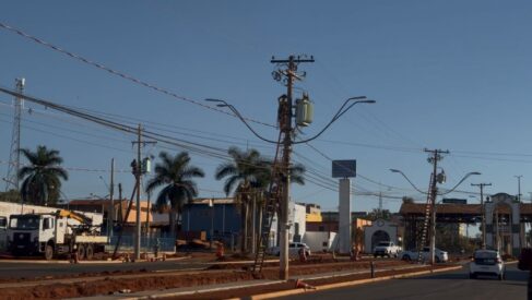 Postes serão transferidos para as laterais da via Necker Camargos Postes serão transferidos para as laterais da via Necker Camargos