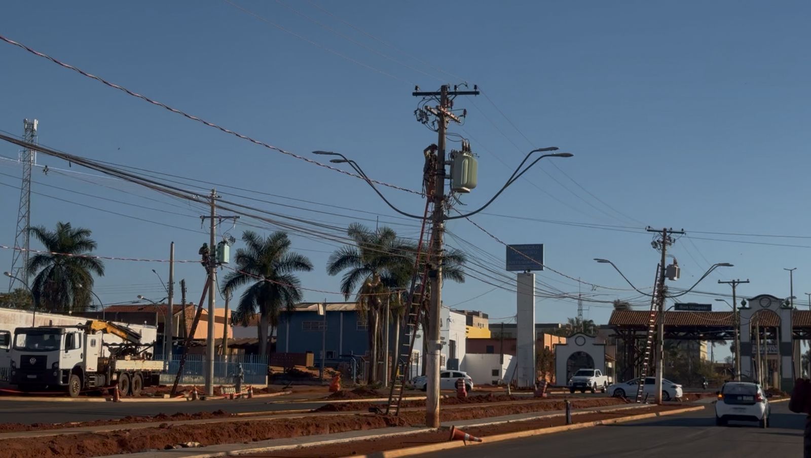 Postes de canteiro central em avenida começam a ser retirados