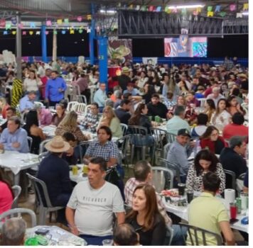 Quermesse O presidente da Comissão de Festas da Cachoeirinha, Ronaldo Macedo, afirmou que o primeiro final de semana da quermesse foi um sucesso, tendo a presença de um grande público no evento, que lotou todas as dependências do barracão da capela São Sebastião.