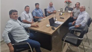 Reunião A diretoria do Sindicato Rural do Vale de Rio Grande (SIRVARIG) vem se reunindo com os prefeitos e demais autoridades da região para debater a implantação do sistema de monitoramento na zona rural e captação de água emergencial em mananciais para combater fogo em canaviais e áreas de preservação permanentes.