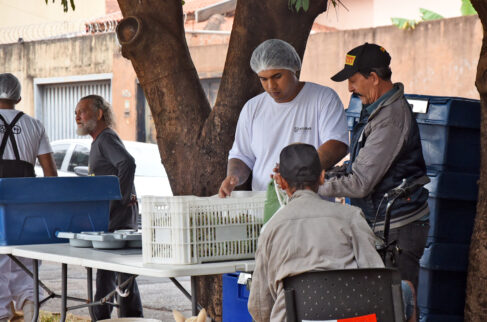 ALIMENTAÇÃO: Alessandra Melo coordena a unidade de Barretos e convida população a prestigiar novo ponto Bom Prato Móvel passa a atender no bairro Derby Clube