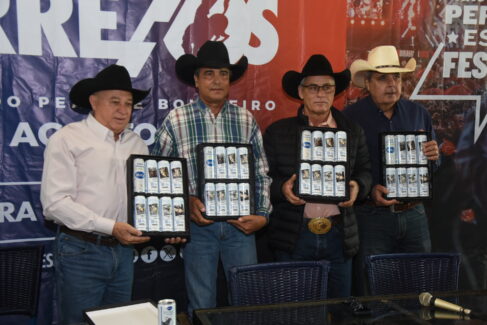 TIN_6100 Durante a apresentação da programação de rodeio foi realizado o lançamento de uma edição especial da água mineral Levity em lata para celebrar os 70 anos da Festa do Peão de Barretos com uma homenagem aos campeões que marcaram época.