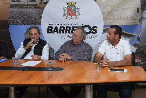 TIN_6562 Em coletiva de imprensa realizada na manhã desta sexta-feira (4), o prefeito Odair Silva, acompanhado do vice-prefeito Mussa Calil Neto e dos secretários de Planejamento, André Ponciano, de Obras Thiago Silvestre e Adminstração, Natália Rick