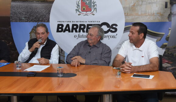 Em coletiva de imprensa realizada na manhã desta sexta-feira (4), o prefeito Odair Silva, acompanhado do vice-prefeito Mussa Calil Neto e dos secretários de Planejamento, André Ponciano, de Obras Thiago Silvestre e Adminstração, Natália Rick