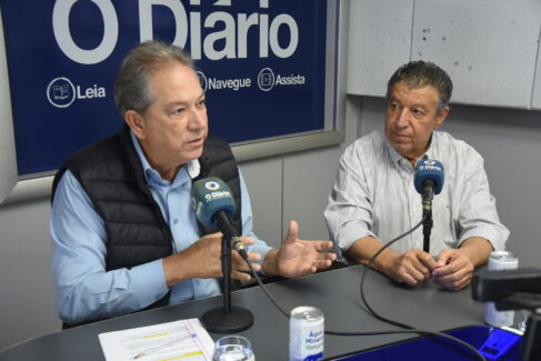 Prefeito Odair Silva anunciou, durante o programa A Verdade Total, o funcionamento da ETA Rio das Pedras; na foto o chefe do Executivo ao lado de Hussein Gemha Júnior Prefeito Odair Silva anunciou, durante o programa A Verdade Total, o funcionamento da ETA Rio das Pedras; na foto o chefe do Executivo ao lado de Hussein Gemha Júnior