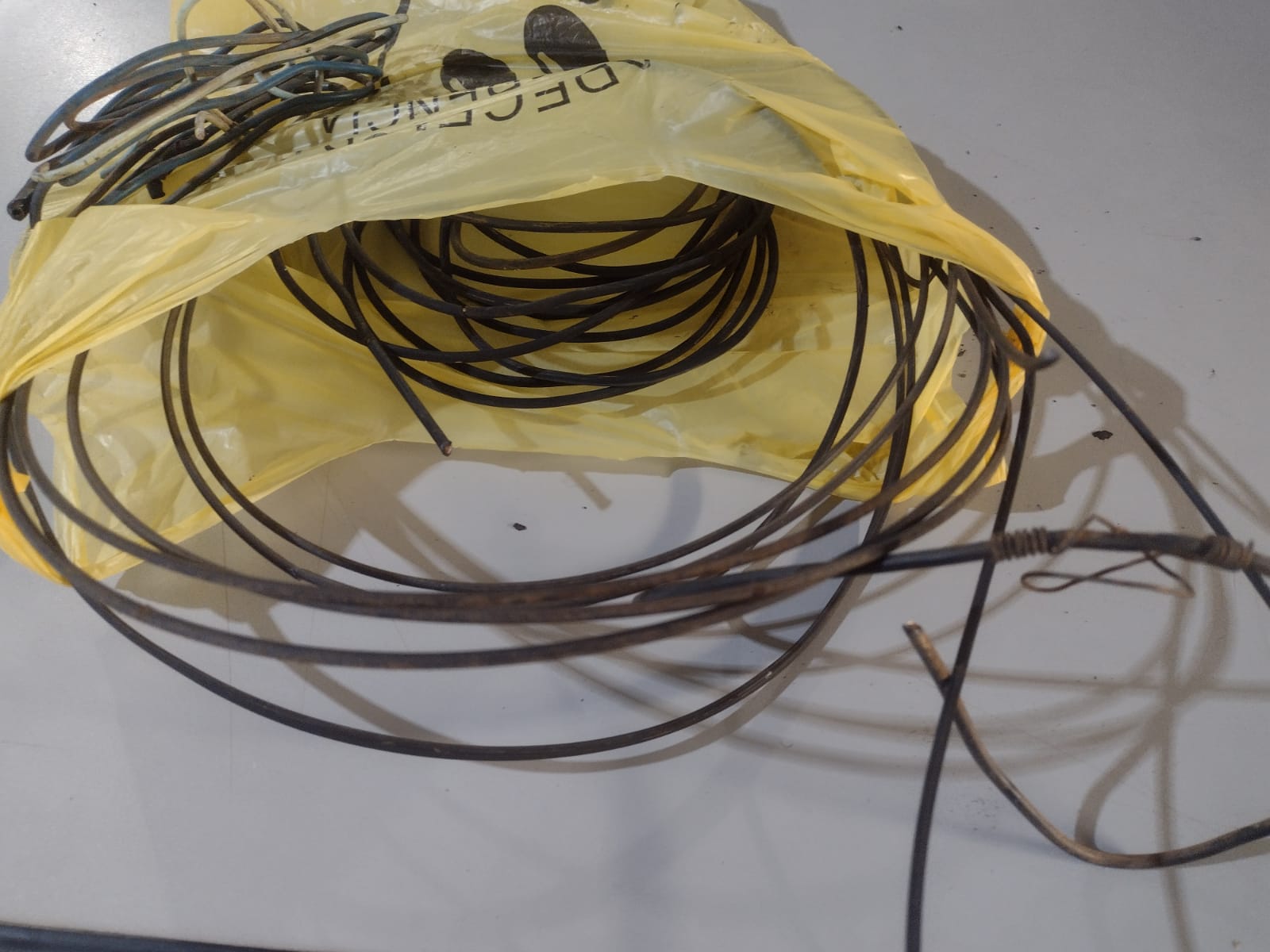 Ladrões furtam fiação elétrica em chácara