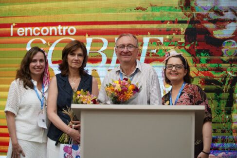 RECONHECIMENTO: Os homenageados Erica Boldrini e Gilberto Colli ladeados pelas médicas Gisele Eiras Martins e Juliana Lanza Hospital de Amor reúne pacientes curados em evento especial