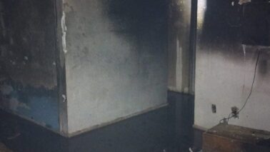 As equipes do Corpo de Bombeiros combateram um incêndio em um apartamento localizado no conjunto Newton Siqueira Sopa.