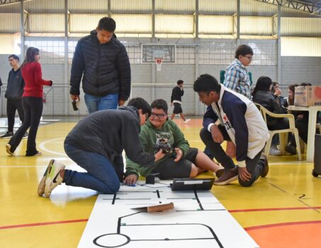 CRIATIVIDADE: Alunos participam da etapa regional da OBR no CEMEPE do bairro Marília Barretos sedia etapa da Olimpíada de Robótica