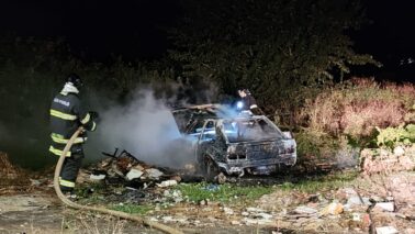 O Corpo de Bombeiros atendeu uma ocorrência de incêndio em veículo às 23h45 da noite de sexta-feira (4), na rua Lincoln de Oliveira Menezes, bairro Leda Amêndola.