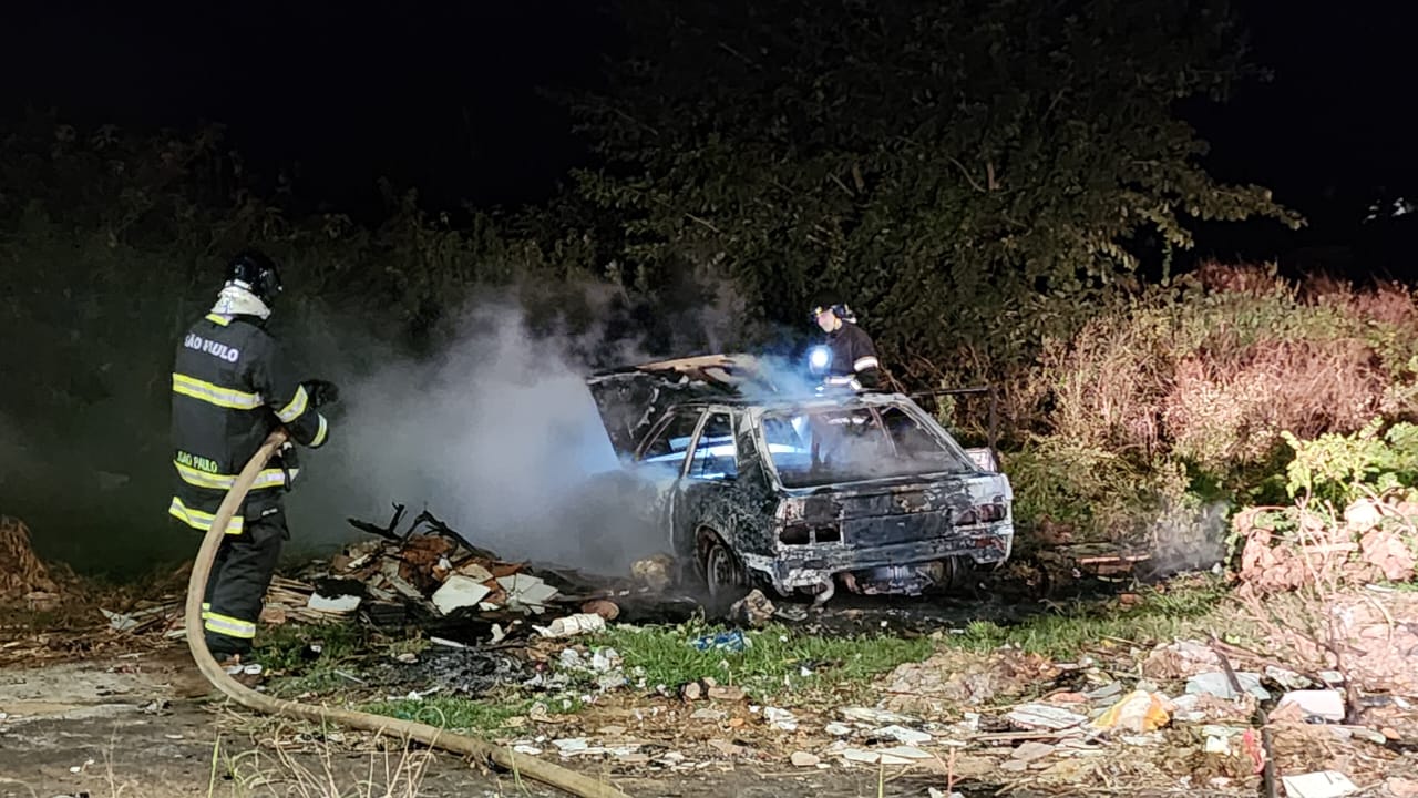 Bombeiros combatem incêndio em veículo no Leda Amêndola