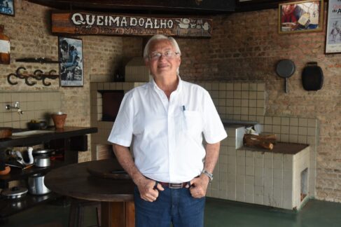 CULINÁRIA: João Paulo Martins a frente dos preparativos do almoço típico nesta quarta Festa do Divino encerra hoje com almoço “Queima do Alho”