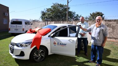 WhatsApp Image 2025-07-10 at 14.22.00 O Instituto O Amor recebeu na manhã desta quinta-feira (10), um veículo Onix Plus 0 km e equipamentos de informática, entre impressoras, notebooks e outros equipamentos