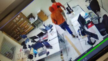 Assaltantes invadem agência da Caixa e roubam R$ 1 milhão (Foto: O Diário de Barretos)